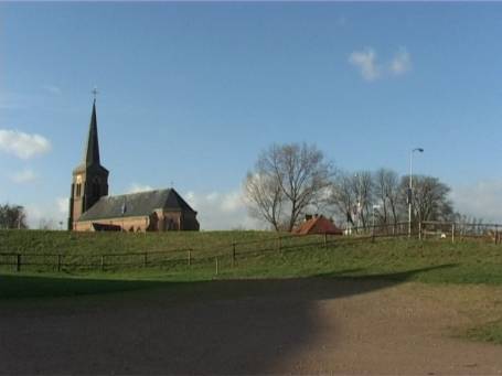 Kekerdom : Die Dorfkirche in Kekerdom ist die einzige in den Niederlanden, die sich vor dem Deich befindet.